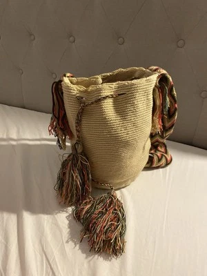 Mochila Wayuu, tejida en forma geométrica multicolor, hecha en Colombia Foto 1 de 4