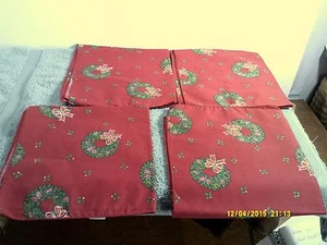 4 CHRISTMAS DECOR NAPKINS WITH WREATHS AND HOLLY 17X17" PRE OWNED - Foto 1 di 4