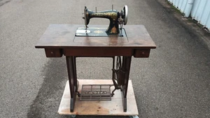 Alter Nähmaschinentisch von Singer - Bild 1 von 14