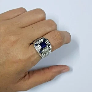 Hecho a mano. Elegante anillo para hombre de plata de ley 925 y circonita cúbica con zafiro azul genuino talla 7,5. - Imagen 1 de 11