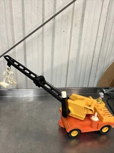 VINTAGE 1970s FISHER PRICE HUSKY HELPERS MOBILE CRANE WITH DRIVER,GRAB & MAGNET - Bild 1 von 15