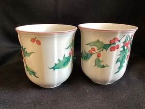Set of 2 Villeroy & Boch Holly Mugs-Very nice! - Picture 1 of 2