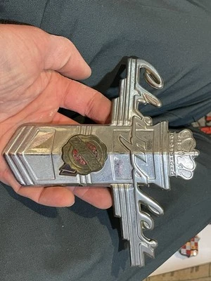 Chrysler 1946,1947,1948, emblema capó, Crest Town & Country N.O.S. Foto 1 de 4