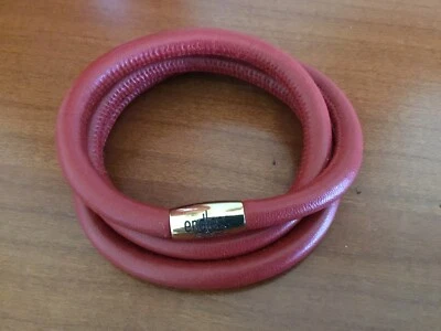 Pulsera con triple envoltura de cuero rojo sin fin con broche de oro de 7,5 pulgadas Foto 1 de 2