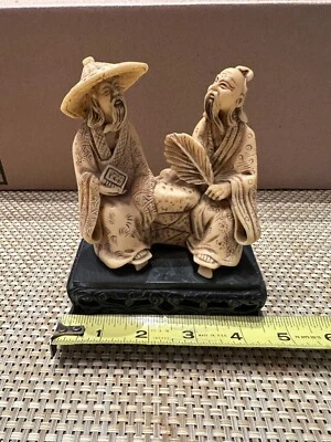 Eruditos asiáticos chinos de colección en jardín, figuras de resina en jarrón tallado negro Foto 1 de 4