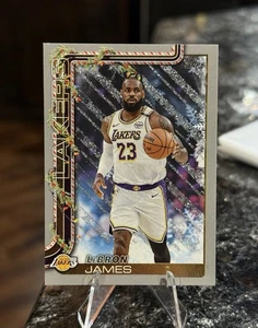 2025-26 Topps Holiday LEBRON JAMES SILVER GLITTER Holiday Para Lakers H119 - Bild 1 von 2