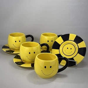 Set 4 tazze da tè e piattini vintage Burton+Burton Smile Face gialli e neri 2005 HTF - Foto 1 di 10