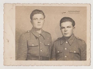 Zwei hübsche junge Männer Soldaten umarmen Umarmung Nähe Paar Gay Int Foto - Bild 1 von 1