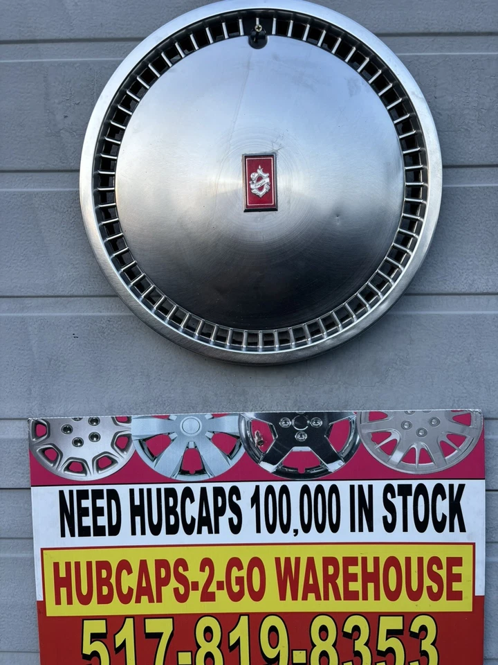 Oldsmobile 88 98 Custom Cruiser 1981-90 tapacubos 1 raro usado abolladuras de frotamiento en la acera Foto 1 de 4