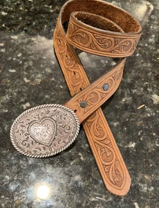 Cinturón Justin Hebilla Corazón Cuero 26 Hecho en EE. UU. Lista $36 Plata Marrón Repujado - Imagen 1 de 11
