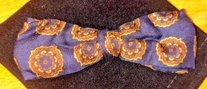 Papillon vintage anni 50. Made in England. Papillon a clip, fiori gialli, blu - Foto 1 di 3