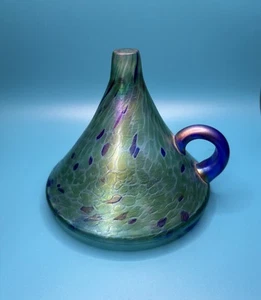 Vintage irisierende Öllampe Schleife Griff Kunstglas grün blau Regenbogen Pfau Gefäß - Bild 1 von 9