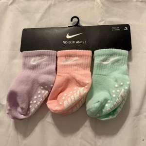 Nike Niño Pequeño 3 Pk Púrpura Rosa Verde Tobillo Sin Deslizables Bordado Logo Calcetines Talla 2-4 - Imagen 1 de 7