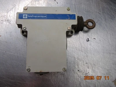Interruptor de tracción de cable Telemecanique XY2-CE3A010H7 Foto 1 de 2