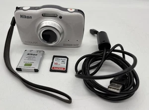 Nikon fotocamera digitale Coolpix S32 13,2 megapixel bianco subacqueo testata - Foto 1 di 8