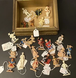 22 Miniatur 2 Zoll Kunststofffiguren mit Holzkiste - Bild 1 von 5