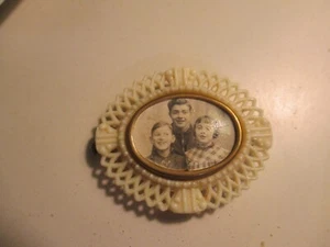 Broche avec une photo de 3 enfants - 45 x 39 mm - Imagen 1 de 2