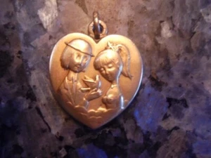 beautiful peynet lovers heart shape medal... - Picture 1 of 2