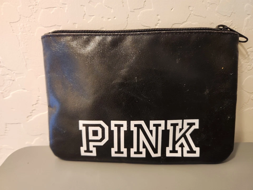 Bolsa de cosméticos rosa muy apreciada con letras blancas Foto 1 de 4