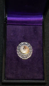 Insignia y estuche de prendedor de solapa de premio de oficiales ferroviarios imperiales japoneses de la Segunda Guerra Mundial - Imagen 1 de 5