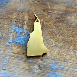New Hampshire State Charm - gebürsteter 24k vergoldeter Edelstahl Anhänger - Bild 1 von 3