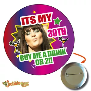 75 mm IT'S MY 21, 30, 40, 50 GEBURTSTAG ABZEICHEN GROSSES PERSONALISIERTES ABZEICHEN FOTO 635 - Bild 1 von 3