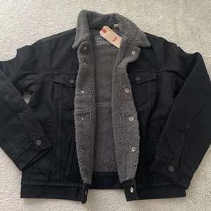 Chaqueta aislante Sherpa pequeña para hombre Levis pantalones vaqueros camionero chaquetas negras - Imagen 1 de 16