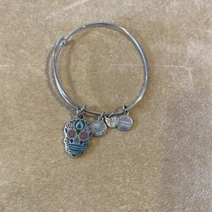 Alex und Ani Calavera silberfarben Sugar Skull Charm Armreif Stapelarmband - Bild 1 von 5