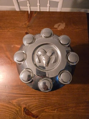 Оригинальный хромированный центральный колпак для Dodge Ram 2500/3500 2003-2013 годов выпуска No 52121450AD - Изображение 1 из 4