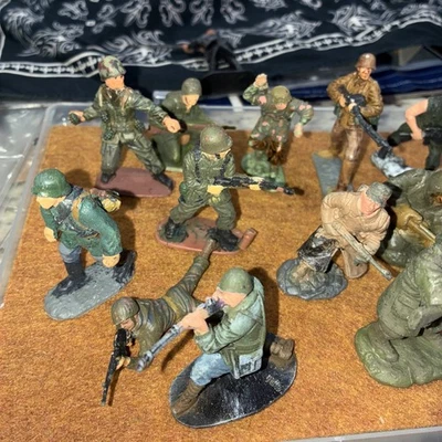 Hombres del ejército de plástico no completamente pintados en la mayoría Foto 1 de 4