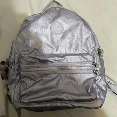 NUEVO CON ETIQUETAS Kipling Seoul Mochila Pequeña para Portátil Metálica Plateada Bolso Escolar 34 cm  Foto 1 de 4