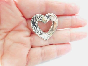 Broche vintage de metal con corazón de metal texturizado claro en tono dorado sintético perla - Imagen 1 de 6