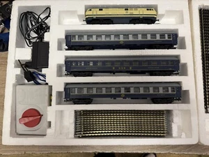 Lima H0 Starter Set mit Personenwagen und Güterwagen mit Zubehör - Bild 1 von 9