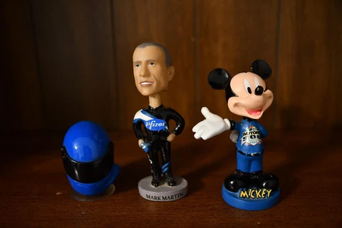 2004 DAYTONA 500 MARK MARTIN/MICKEY MOUSE DUAL MINI BOBBLE HEADS W/ RPLCA HELMET Cover
