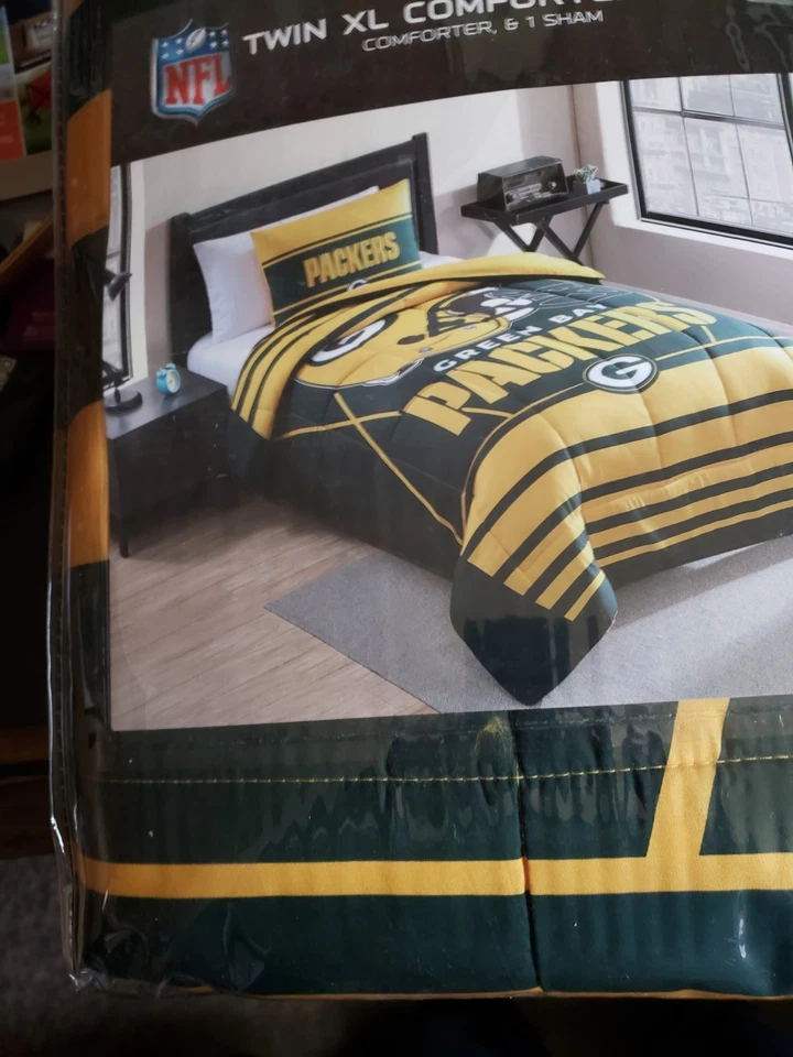 NFL GREEN BAY PACKERS TWIN/TWIN XL COMFORTER SET-OFFICIALLY LICENCENSED. - Image 1 of 1