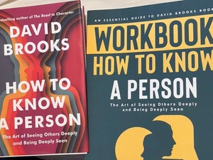 David Brooks How to Know a Person Art of Seeing Others Deeply HC/DJ + Workbook - Foto 1 di 18