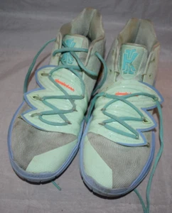 Nike uomo taglia 10,5 Kyrie 5 calamari Spongebob CJ6951-300 senza scatola Nickelodeon - Foto 1 di 12