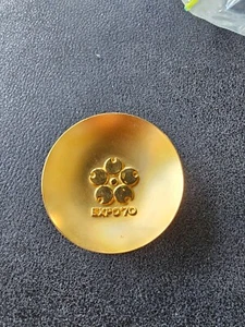 Sakazuki japonés conmemorativo de la Feria Mundial 1970 chapado en oro 24 k. 3 pulgadas - Imagen 1 de 2