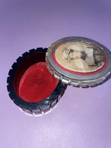 Vintage italienische Ring-/Pillendose schwarz Acryl viktorianische Kunstszene drehbarer offener Deckel - Bild 1 von 6