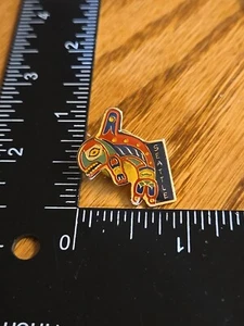 Prendedor de solapa de recuerdo de viaje Seattle Washington pez tribal K6 - Imagen 1 de 2