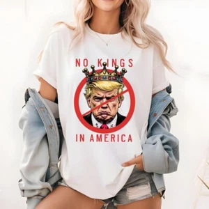 Camisa de protesta anti-Trump No Kings In America, democracia patriótica manos fuera - Imagen 1 de 3