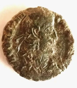 Antigua moneda romana de bronce Constancio II emperador de pie con vestido militar  - Imagen 1 de 2