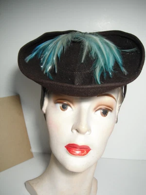 DE COLECCIÓN AÑOS 40 SOMBRERO INCLINABLE LANA MARRÓN CON PLUMAS TURQUESA, SOPORTE SOMBRERO Foto 1 de 4