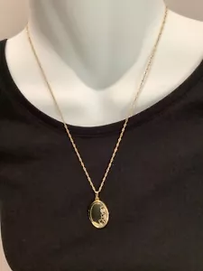 Beautiful vintage 9ct gold Oval, heart patterned locket on necklace hallmarked - Picture 1 of 9