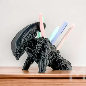 Alien Xenomorph Pen Holder - Office Desk Decor, Unique Pencil Display Stand - Foto 1 di 5