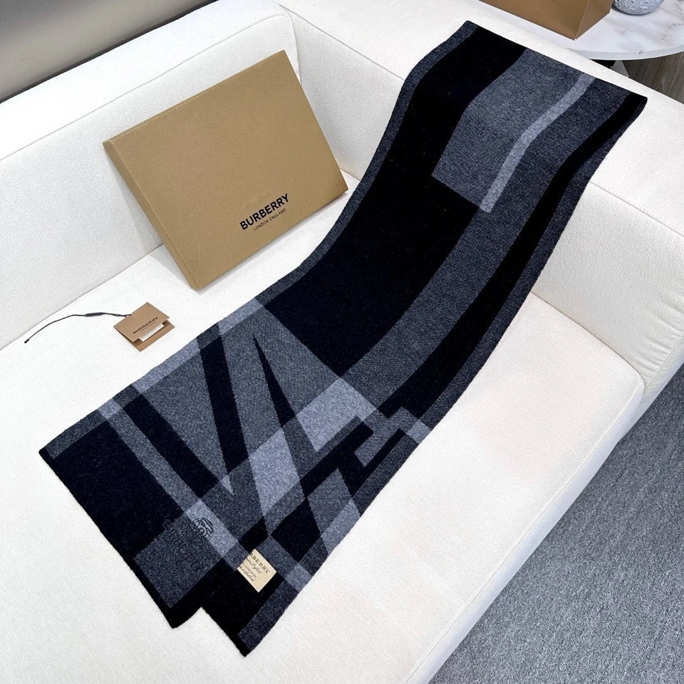 BURBERRY 100% CASHMERE WOOL GEOMETRIC PATTERNS SCARF - Image 1 of 4