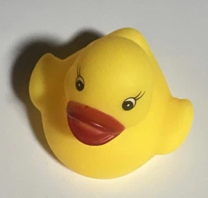 Pato de goma amarillo Jeep coche pato oficina en casa crucero chirrido pato lindo nuevo - Imagen 1 de 3