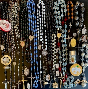 VINTAGE TO NOW RELIGIOUS CATHOLIC ROSARY & MEDAL JUNK DRAWER LOT - Picture 1 of 6