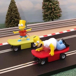 Coches Micro Scalextric 1:64 - Bart & Homer Simpsons en monopatines - Imagen 1 de 1