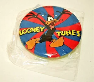 Vtg Looney Tunes Daffy Duck WB Warner Brothers Button Pin New NOS Sealed 1995 - Picture 1 of 3